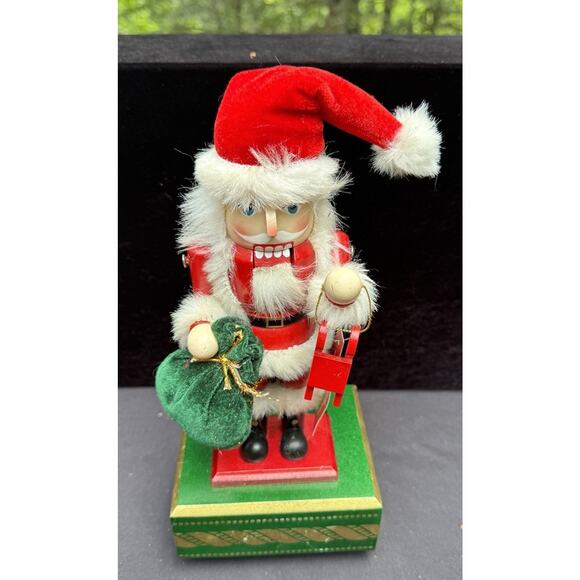 Macy's Holiday Lane Wooden MOVING Nutcracker 12 music Box Super Cool!! - Picture 1 of 10